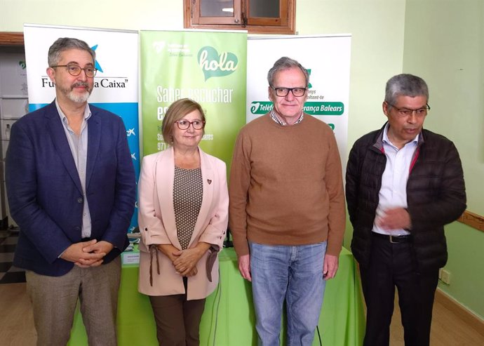 El responsable de Acción Social CaixaBank, Diego Riera, la presidenta del Teléfono de la Esperanza, María Antonia Mateu, el portavoz y voluntario, Lino Salas, y el voluntario, Antonino García.