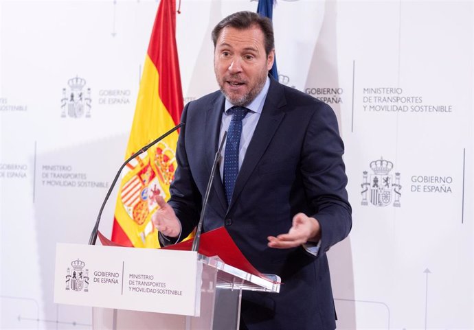 El ministro de Transportes y Movilidad Sostenible, Óscar Puente, interviene durante la presentación del sello postal dedicado a las elecciones al Parlamento Europeo 2024, en el Palacio de Zurbano, a 1 de abril de 2024, en Madrid (España). 