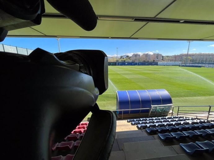 Archivo - Cámara de Barça TV, televisión oficial del FC Barcelona, antes de grabar un entrenamiento