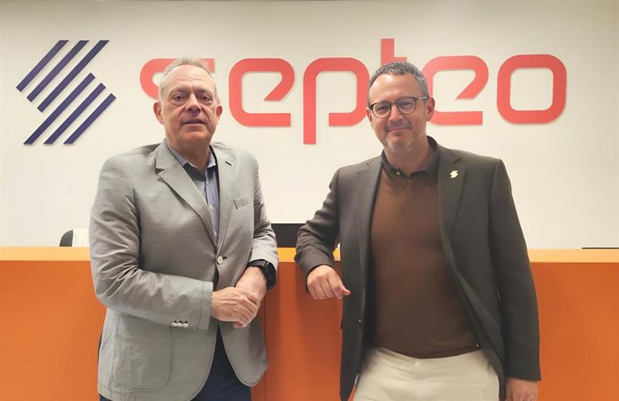 El director general de Grupo Septeo para España y Portugal, Manuel Ortiz, y el fundador de WitBooking, Ventura Martí.
