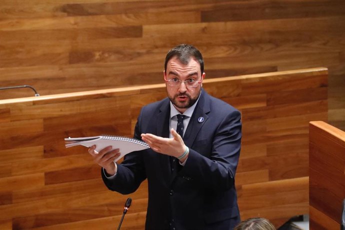 El presidente Adrián Barbón interviene en la Junta General.