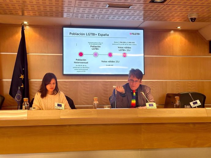La analista de datos de 40dB, Sonia Townson, y el secretario de Organización de la Federación Estatal LGTBI+, Ignacio Paredero, en rueda de prensa.