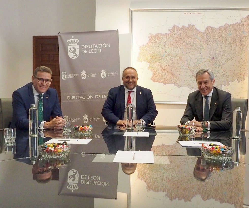 Álvarez Courel Entre El Director General Y El Presidente De Eurocaja Rural Durante La Reunión En Diputación De León.