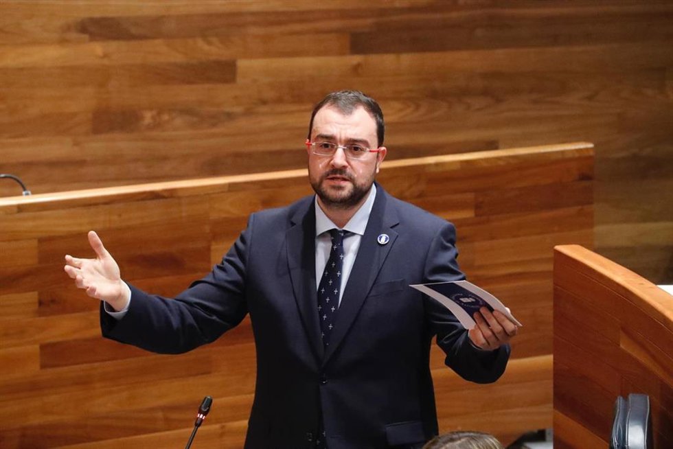 El presidente asturiano, Adrián Barbón, interviene en la Junta General.
