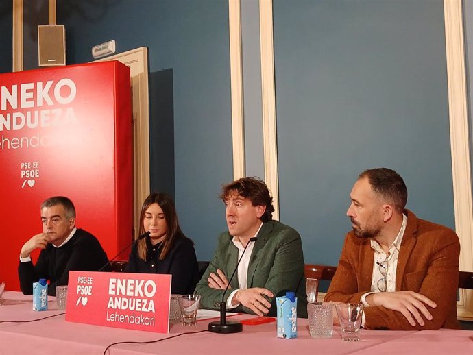 El secretario general del PSE-EE y candidato a lehendakari, Eneko Andueza, en un encuentro con los medios en Bilbao, junto a los cabezas de lista de Álava, Aroa Jilete, y de Gipuzkoa, Denis Itxaso.