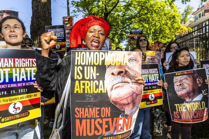 Archivo - April 25, 2023, Washington, District of Columbia, USA: EMIRA WOODS, executive director at Green Leadership Trust, center, demonstrates at a protest outside the Ugandan embassy Tuesday. Demonstrators were calling for a stop to Uganda's anti-LGBTQ