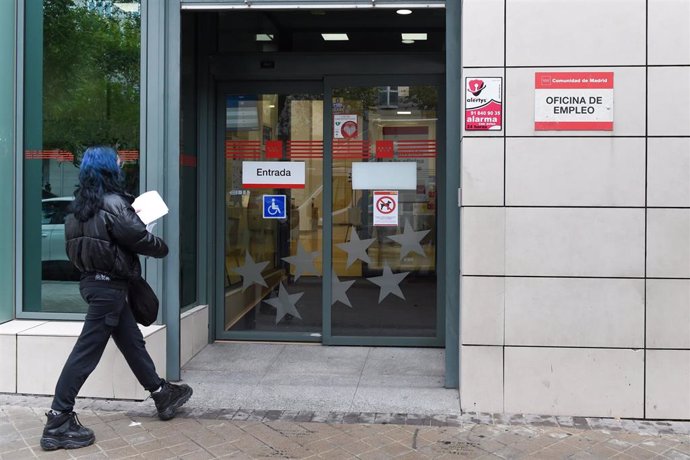 Archivo - Una joven entrando en una oficina de empleo