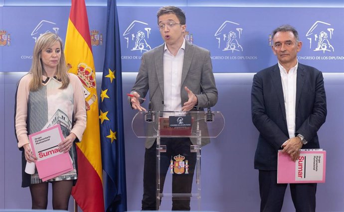 (I-D) La diputada de Sumar, Verónica Martínez, el portavoz en el Congreso, Iñigo Errejón, y el portavoz parlamentario de IU y diputado, Enrique Santiago, ofrecen una rueda de prensa, en el Congreso, a 21 de marzo de 2024, en Madrid (España)