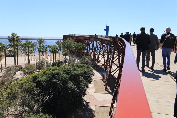 Archivo - Paseo-mirador en altura de El Cable Inglés, en Almería.