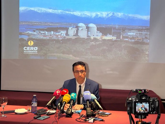 El director de la Central Nuclear de Almaraz, Rafael Campos, en rueda de prensa en Navalmoral