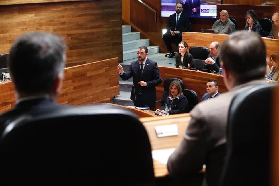 El Presidente del Principado, Adrián Barbón, interviene en la Junta General.