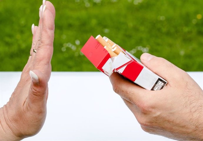 Archivo - Imagen de archivo de una persona que rechaza el tabaco.