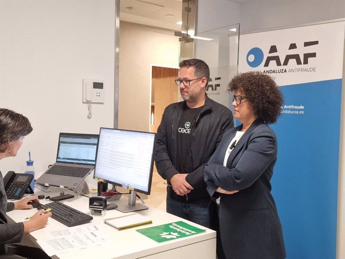 El portavoz de Adelante Andalucía, José Ignacio García, y la parlamentaria Maribel Mora, este miércoles en la presentación de la denuncia ante la Oficina Andaluza contra el Fraude y la Corrupción.