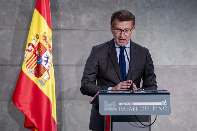 El presidente del Partido Popular, Alberto Núñez Feijóo, clausura el encuentro sobre la fragilidad de la democracia en tiempos de populismo y polarización, en la Fundación Rafael del Pino, a 2 de abril de 2024, en Madrid (España). El encuentro se titula '