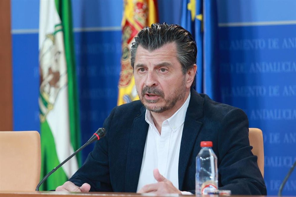 El portavoz del Grupo Parlamentario Popular, Toni Martín, durante la ronda de ruedas de prensa de portavoces de los grupos parlamentarios en el Parlamento de Andalucía. A 3 de abril de 2024, en Sevilla (Andalucía, España). Los portavoces de los grupos p