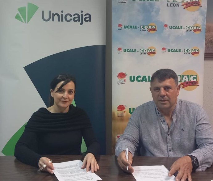 La directora territorial de Banca Comercial de Unicaja, Marga Serna, y el presidente de Unión de Campesinos Autónomos de León, Apolinar Castellanos, durante la firma del acuerdo