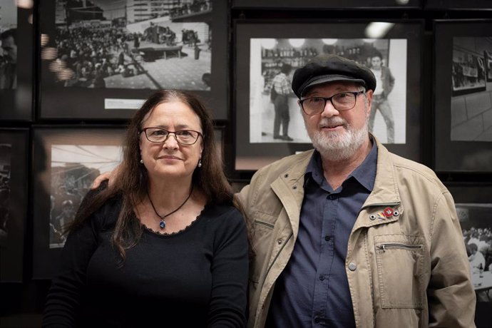 Archivo - Maribel Ferrándiz y Pepus Ferrándiz posan durante la presentación de una querella por torturas durante el franquismo, en Casal de Barri Prosperitat, a 14 de noviembre de 2023, en Barcelona, Catalunya (España).