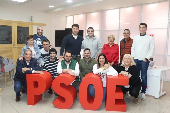 Representantes del PSOE y de Juventudes Socialistas de León tras el encuentro de trabajo.