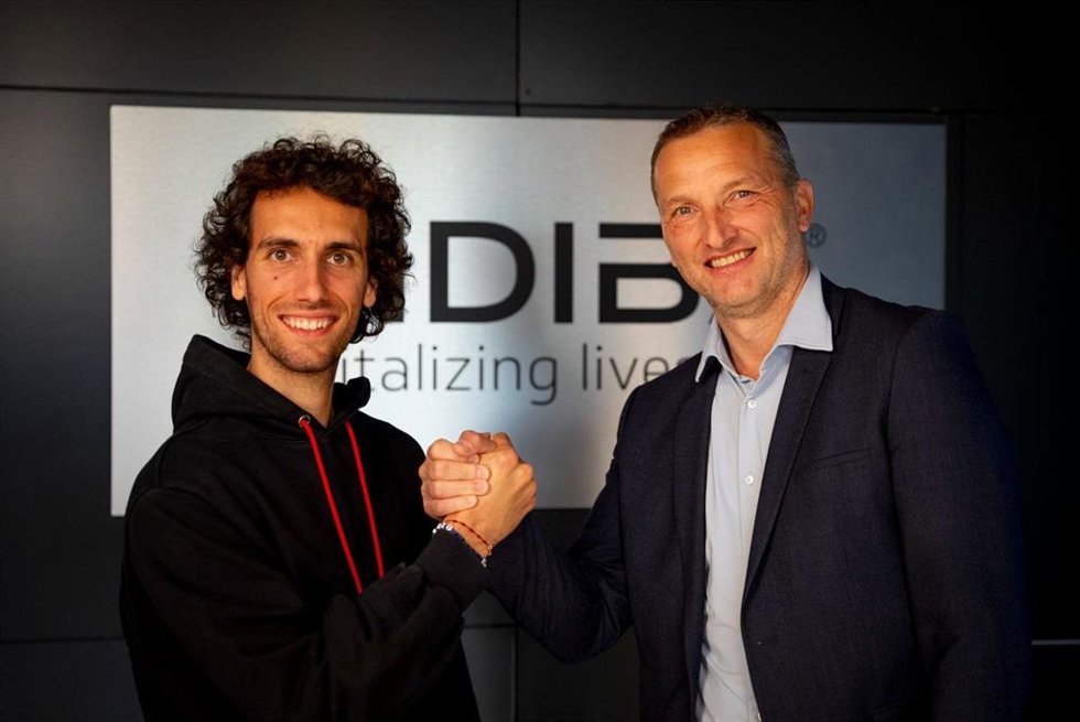 El piloto español Alex Rins durante una visita a INDIBA