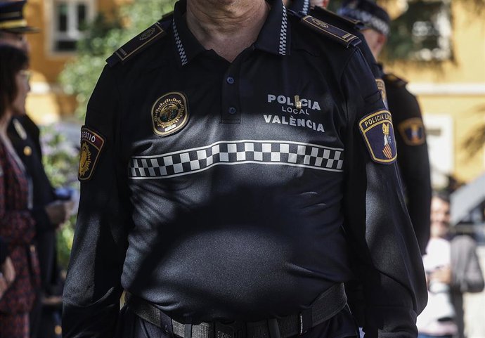 Archivo - Imagen de archivo de un Policía Local de València