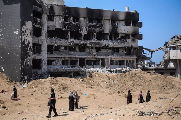 Palestinos inspeccionan los daños en el complejo hospitalario de al-Shifa, tras dos semanas de operación militar del ejército israelí en la ciudad de Gaza. 