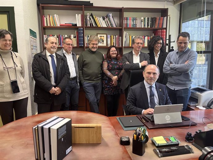 El rector en funciones de la Universidad de Oviedo, Ignacio Vilaverde, presenta su candidatura junto a parte del equipo de campaña.