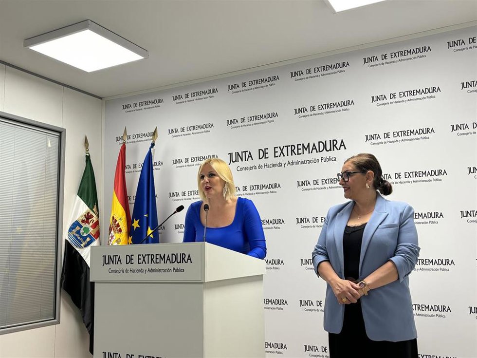 La consejera de Hacienda y Administración Pública, Elena Manzano, acompañada por la directora general de Tributos, Fátima Pablo