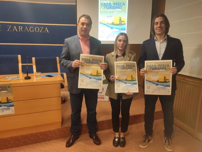 El alcalde de Illueca Javier Vicente, la concejala Marta Santander y el diputado provincial José Carlos Tirado, en la presentación de la X Feria de Caza, Pesca y Turismo.