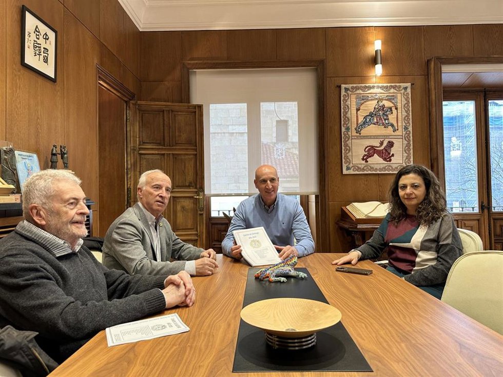 El alcalde de León junto con los responsables de la Asociación de Amigos del Camino de Santiago, durante la visita.