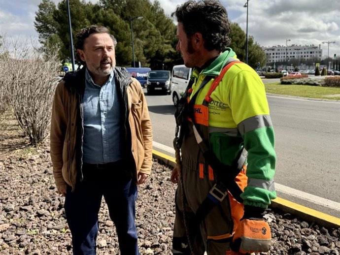 El concejal de Servicios a la Ciudad, Gregorio Oraá, se interesa por el servicio 'Línea Verde'.
