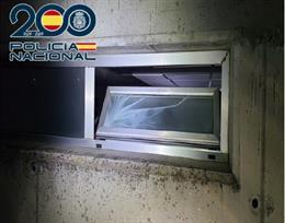 Ventana rota en el colegio donde se ha intentado cometer el robo