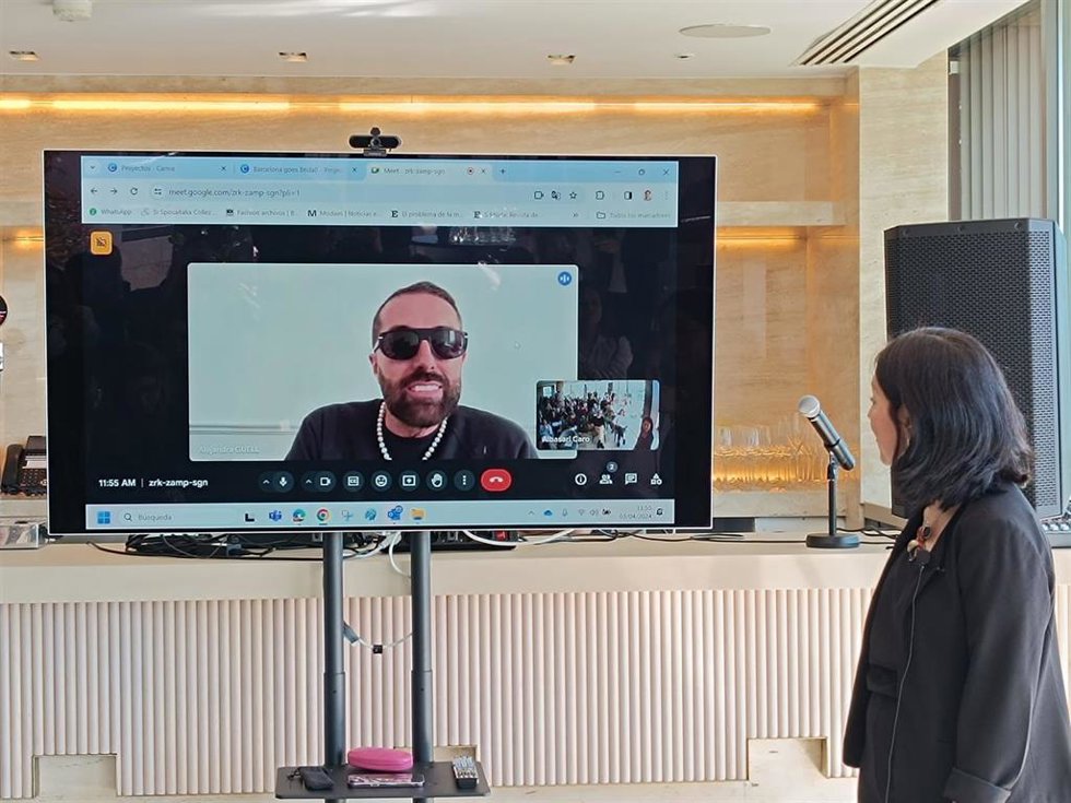 La directora de BBFW, Albasarí Caro, y el diseñador Giambattista Valli en rueda de prensa este miércoles en Barcelona