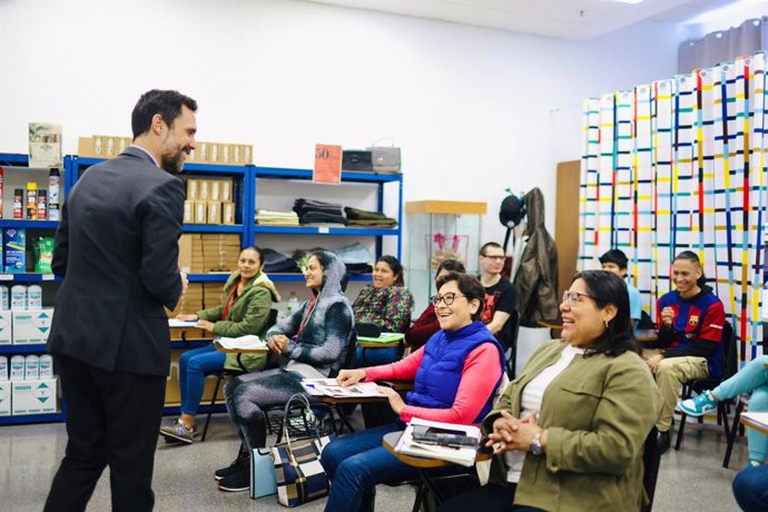 El conseller Roger Torrent durante la visita.