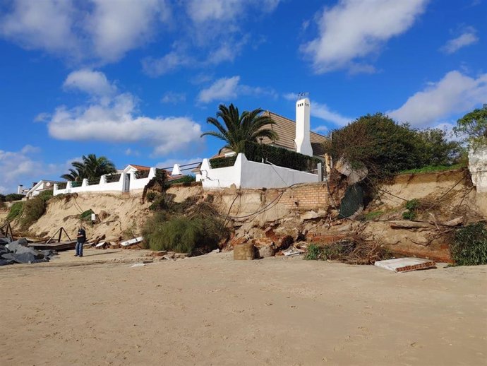 Archivo - Imagen de daños en la playa de El Portil (Huelva) tras un temporal en diciembre de 2022.