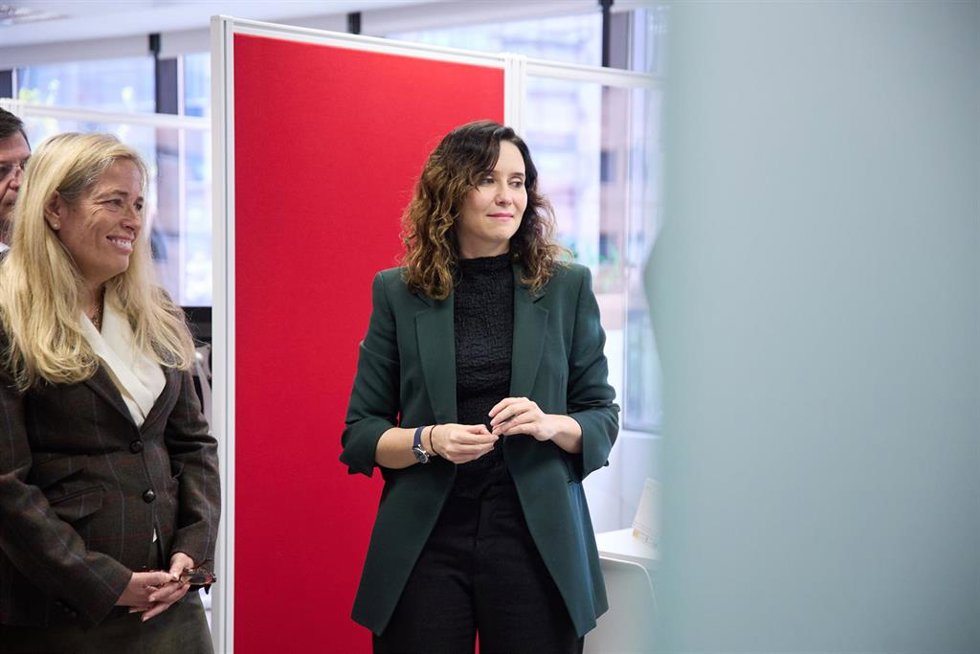 La consejera de Economía, Hacienda y Empleo de la Comunidad de Madrid, Rocío Albert y la presidenta de la Comunidad de Madrid, Isabel Díaz Ayuso. Archivo.