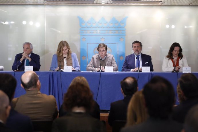 En el centro de la imagen, el alcalde de Madrid, José Luis Martínez-Almeida, preside la reunión constitutiva de Foro por Madrid.