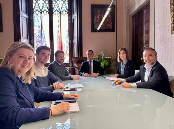 El presidente del Consell, Llorenç Galmés, junto a la consellera de Cultura, Antònia Roca, el conseller de Territorio, Movilidad e Infraestructuras, Fernando Rubio, y el alcalde de Alaró, Llorenç Perelló, en reunión por el Castillo de Alaró.