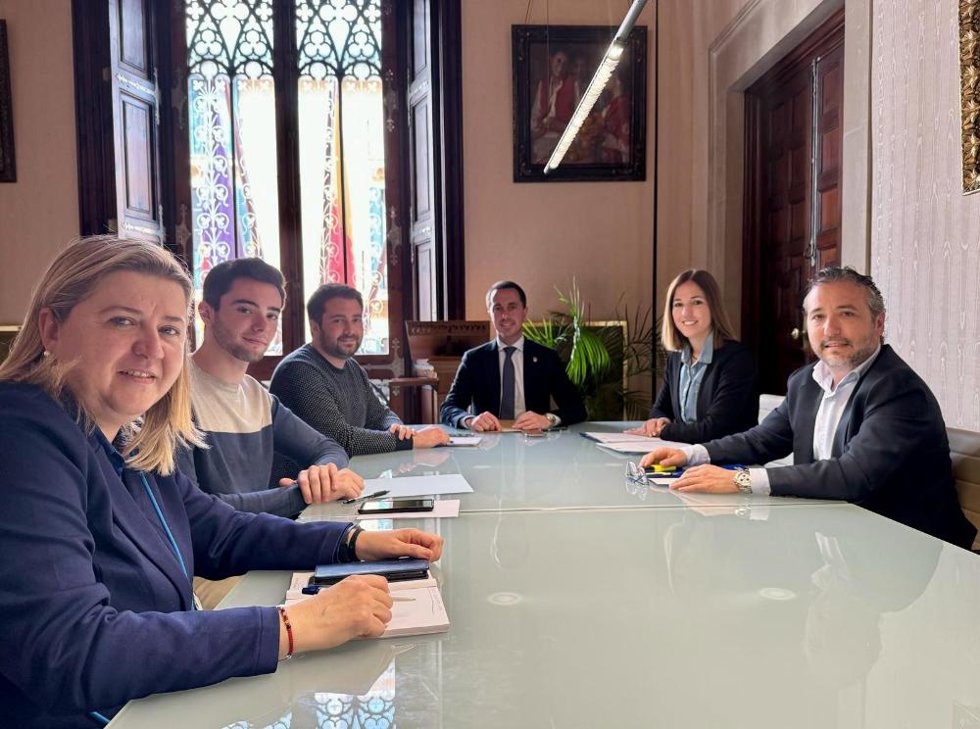 El presidente del Consell, Lloren Galmés, junto a la consellera de Cultura, Antnia Roca, el conseller de Territorio, Movilidad e Infraestructuras, Fernando Rubio, y el alcalde de Alaró, Lloren Perelló, en reunión por el Castillo de Alaró.