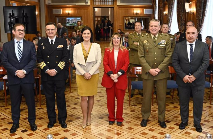 Autoridades posan antes de inaugurar las II Jornadas sobre Logística, Infrraestructura y Comunicaciones de Defensa que se celebran en Santander y que están organizadas por el Clúster de la Industria de la Defensa