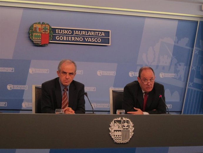 Archivo - El director general de Osakidetza, Jon Etxeberria, y el director de Recursos Humanos, José María Armentia.