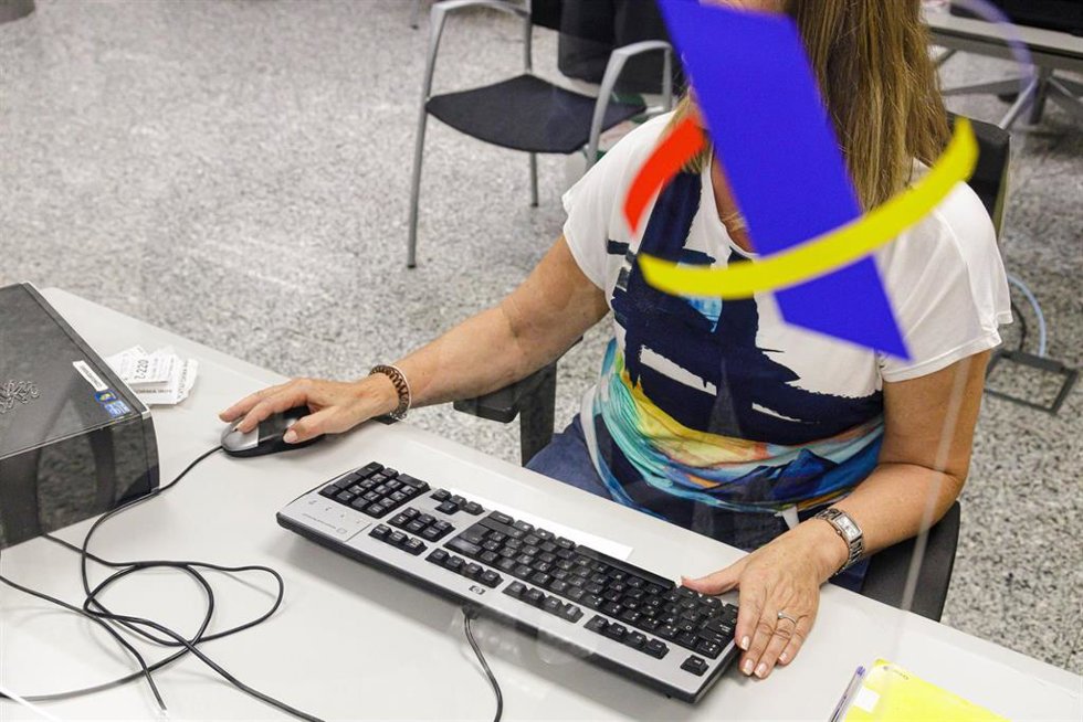 Archivo - Una mujer trabaja en la Agencia Tributaria 