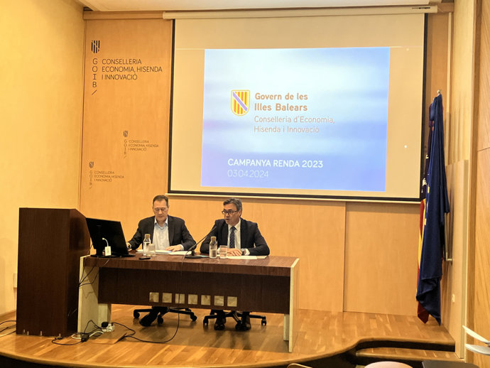 El administrador tributario de la Agencia Tributaria de Baleares, Alberto Roibal, y el conseller de Economía, Hacienda e Innovación, Antoni Costa.