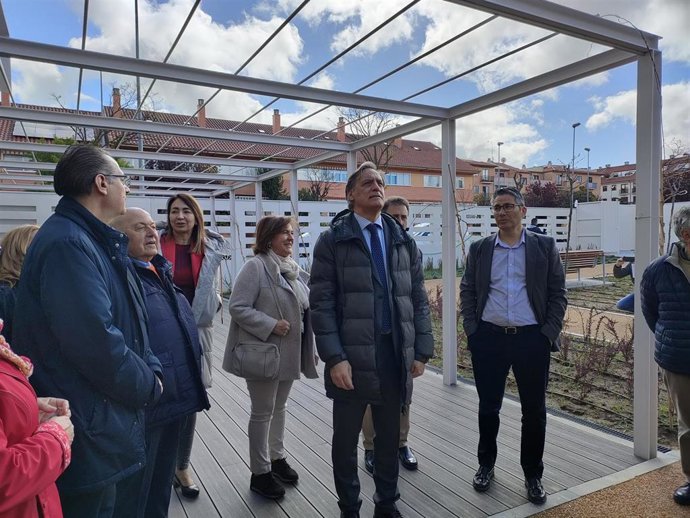 El alcalde de Salamanca, Carlos García Carbayo, centro, en su visita al nuevo centro para mayores en el barrio de Chamberí