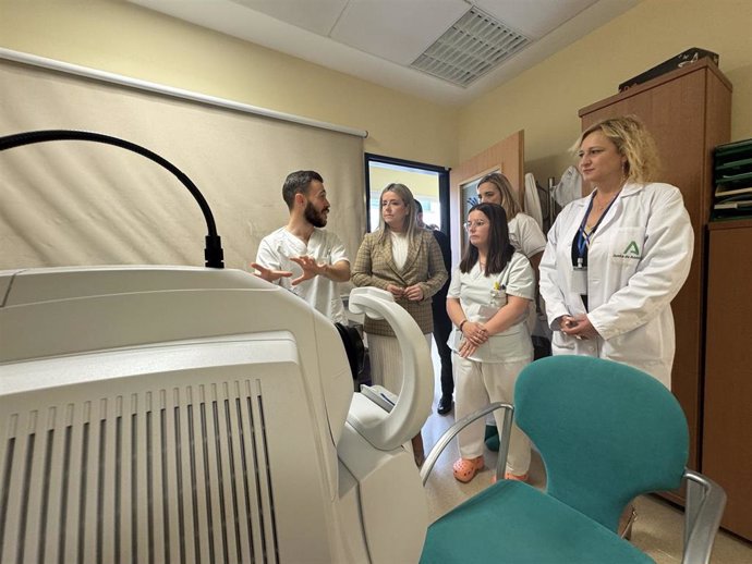 Visita al nuevo equipamiento del servicio de Oftalmología del Hospital de Andújar