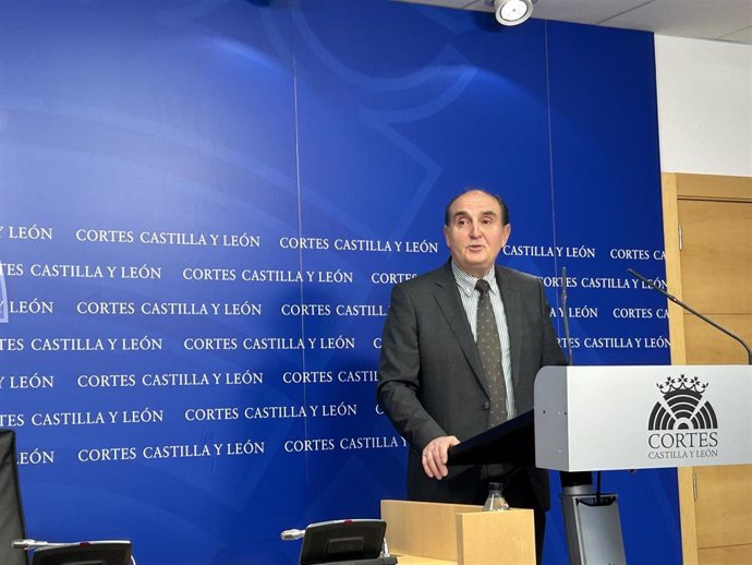 El Procurador del Común en Castilla y León, Tomás Quintana, ofrece una rueda de prensa en las Cortes de Castilla y León.