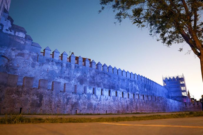 Iluminación ornamental de la muralla de la Macarena con equipos "de última generación".