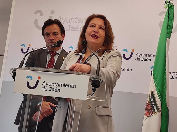 Carmen Crespo durante su comparecencia junto al alcalde de Jaén, Agustín González