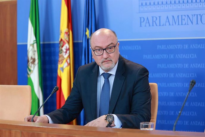 El portavoz adjunto del Grupo Parlamentario Vox, Ricardo López Olea, durante la ronda de ruedas de prensa de portavoces de los grupos parlamentarios en el Parlamento de Andalucía. A 3 de abril de 2024, en Sevilla (Andalucía, España). Los portavoces de los