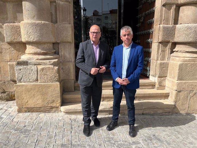 Manuel Fernández y Emilio Torres durante la visita al Ayuntamiento de Martos