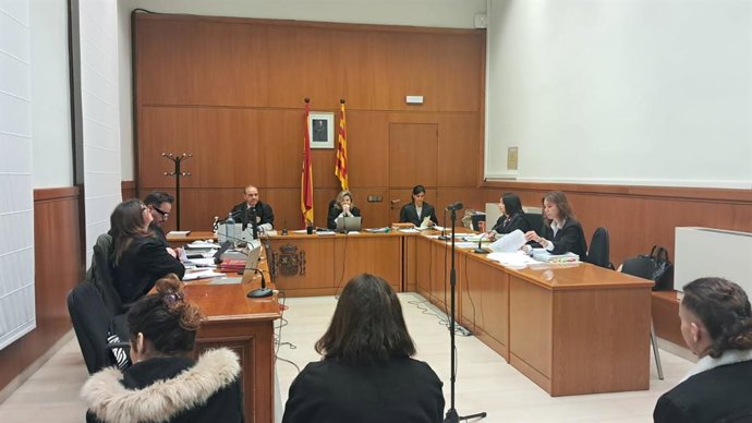 Juicio a dos acusados de incendiar el rellano de la planta baja de un edificio de Manresa (Barcelona) presuntamente para intentar matar a una pareja.